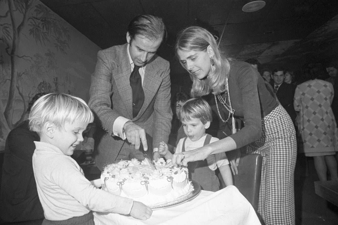 Ông Joe Biden và vợ Neilia cắt bánh sinh nhật lần thứ 30 của ông ở Wilmington, bang Delaware ngày 20/11/1972. Ảnh: The Independent