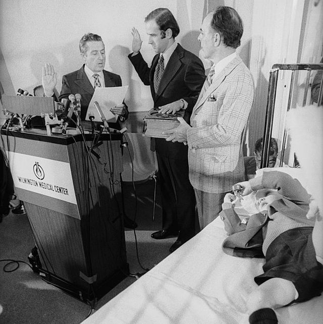 Thượng nghị sĩ đắc cử Joe Biden tuyên thệ nhậm chức ngay bên giường bệnh của con trai, sau thảm kịch khiến ông mất vợ và con gái vào năm 1972. Ảnh: Getty Images