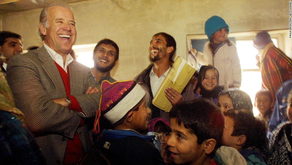 Ông Biden, khi đó là Chủ tịch Uỷ ban Đối ngoại Thượng viện, gặp gỡ các em học sinh trong chuyến thăm Kabul, Afghanistan năm 2002.