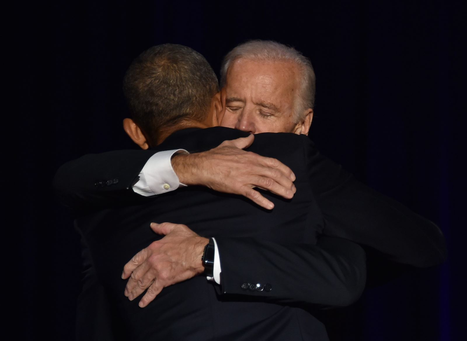 Ông Barack Obama lúc còn là Tổng thống Mỹ (phía trước) bày tỏ cảm kích với ông Joe Biden tại Chicago, Illinois ngày 10/1/2017. Ảnh: AFP/TTXVN