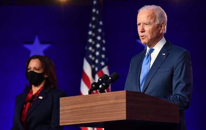 Ứng viên Phó Tổng thống của đảng Dân chủ Mỹ Kamala Harris (trái) trong buổi phát biểu của ứng viên Tổng thống Mỹ Joe Biden (phải) tại Wilmington, Delaware ngày 6/11/2020. Ảnh: AFP/TTXVN