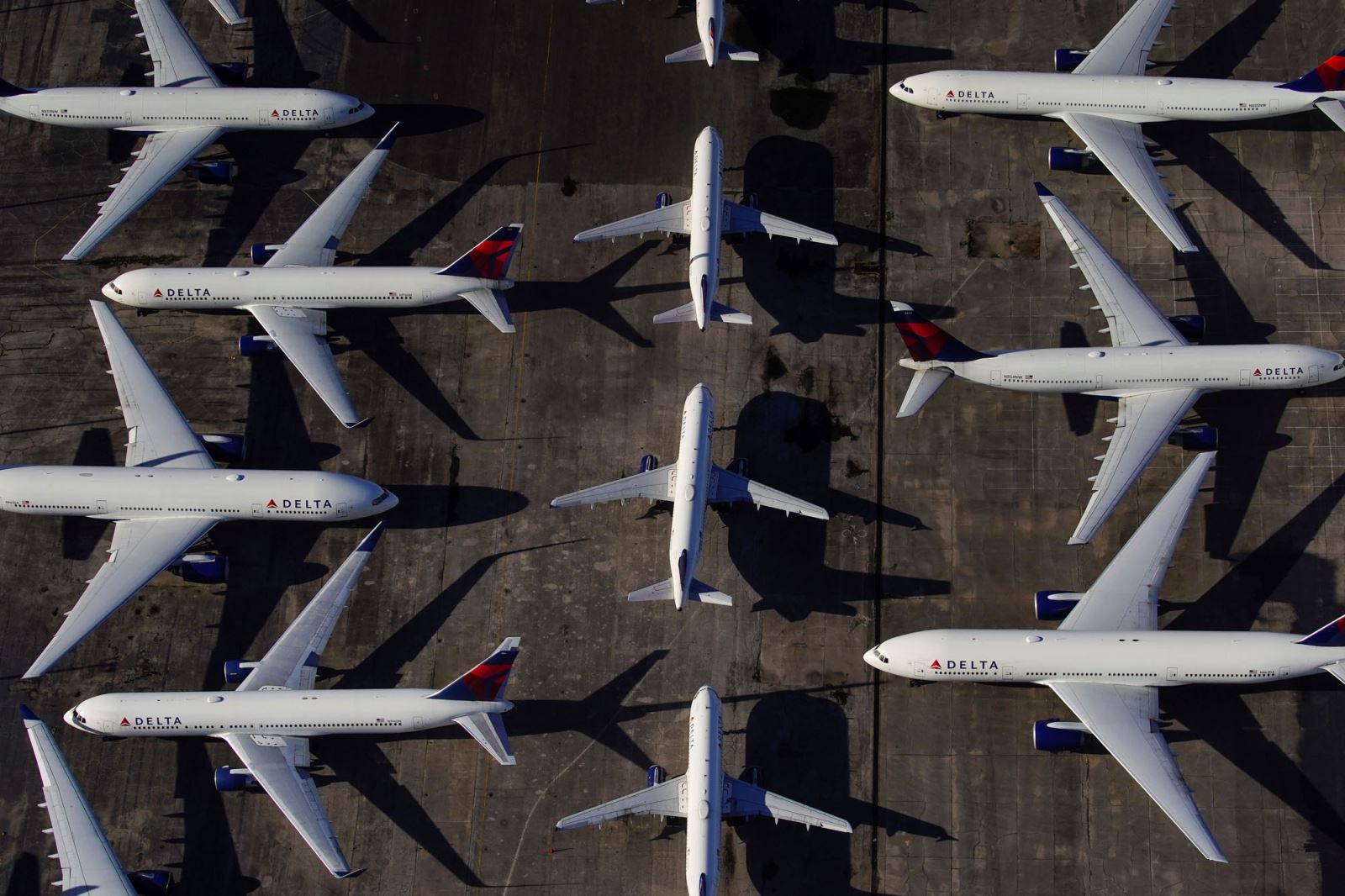 Máy bay thương mại của hãng hàng không Delta Air Lines xếp kín tại sân bay Birmingham-Shuttlesworth (Alabama, Mỹ). Ảnh: Reuters