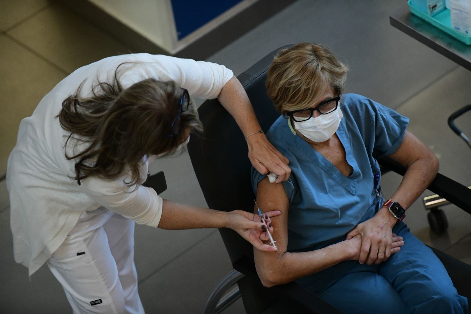Nhân viên y tế được tiêm vaccine phòng COVID-19 tại Tel Aviv, Israel, ngày 20/12/2020. Ảnh: THX/ TTXVN