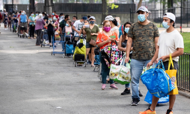 Người dân xếp hàng nhận đồ hỗ trợ tại ngân hàng thực phẩm La Jornada ở quận Queens, New York, Mỹ. Ảnh: New York Post.
