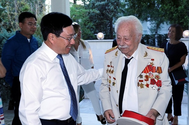 Phó Thủ tướng, Bộ trưởng Bộ Ngoại giao Phạm Bình Minh gặp gỡ ông Nguyễn Văn Lập trong chuyến thăm Hy Lạp tháng 7/2018. Ảnh: TTXVN