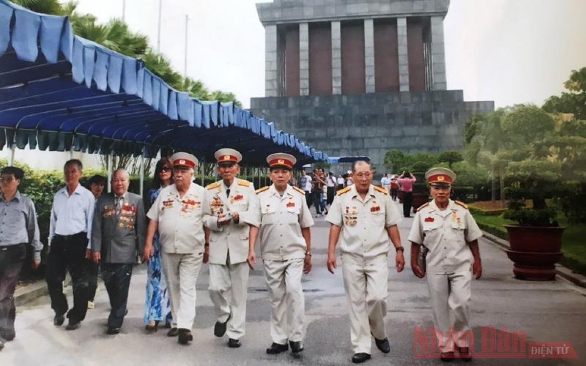 Anh hùng Lực lượng vũ trang nhân dân Việt Nam Kostas Sarantidis Nguyễn Văn Lập (người mặc bộ lễ phục trắng, hàng trước, ngoài cùng bên trái) cùng đồng đội vào lăng viếng Bác. Ảnh: Báo Nhân dân