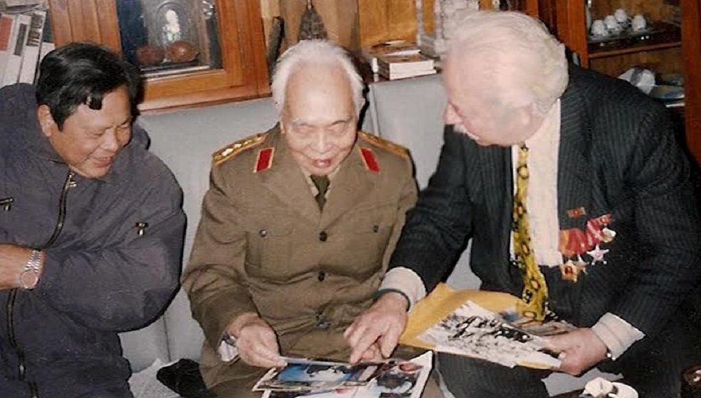 Đại tướng Võ Nguyên Giáp tiếp ông Kostas Sarantidis Nguyễn Văn Lập. Ảnh: idcommunism.com