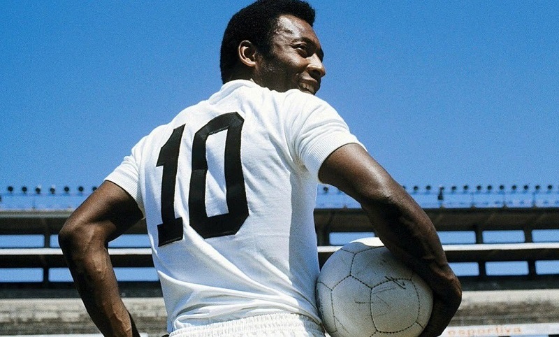 Pelé cùng chiếc áo số 10 quen thuộc. Ảnh: AFP