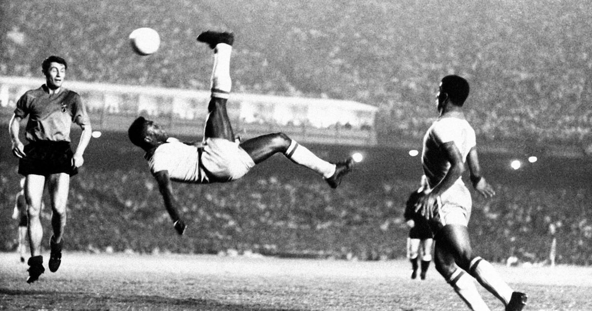 Pelé thực hiện cú tung người móc bóng trong màu cờ sắc áo của đội tuyển Brazil năm 1965. Ảnh: Getty Images