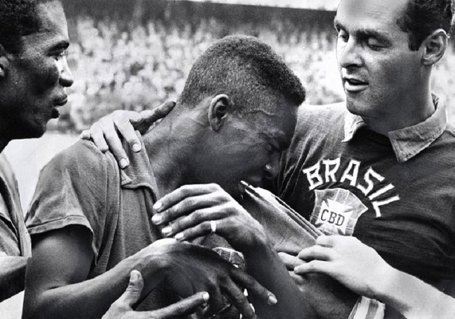 Chàng trai Pelé 17 tuổi bật khóc trên vai thủ môn Gilmar sau khi Brazil vô địch World Cup 1958. Ảnh: Getty Images