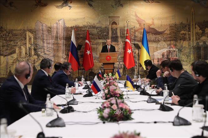 Tổng thống Thổ Nhĩ Kỳ Recep Tayyip Erdogan (giữa) trong cuộc gặp phái đoàn Nga (trái) và Ukraine (phải) tại thành phố Istanbul, ngày 29/3/2022. Ảnh: THX/TTXVN