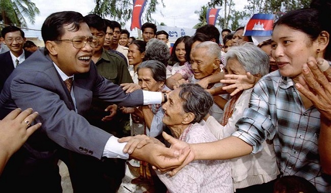 Thủ tướng thứ hai Hun Sen đón nhận sự ủng hộ của người dân Campuchia năm 1997. Ảnh: Reuters