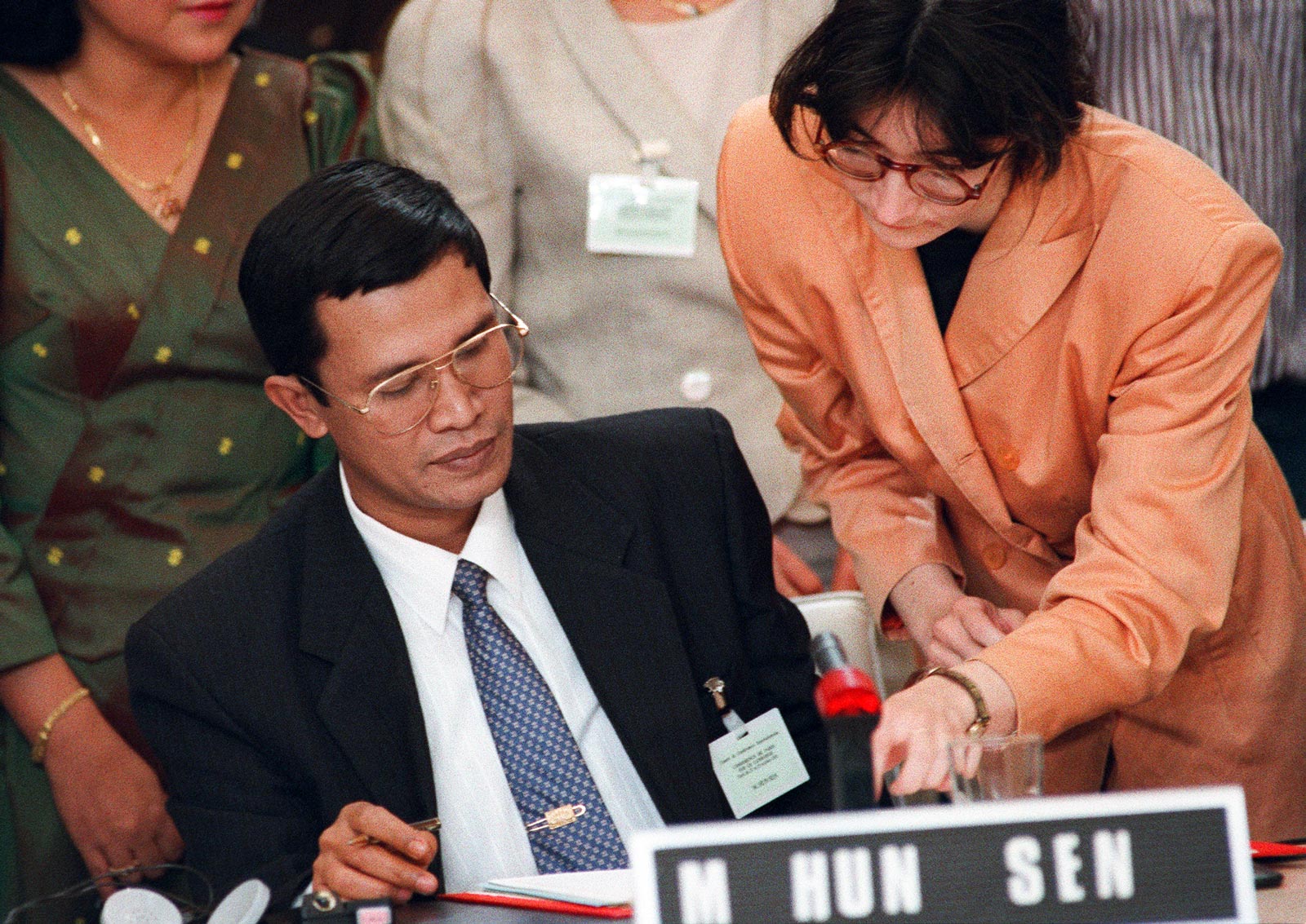 Thủ tướng Campuchia Hun Sen ký Hiệp định Hòa bình Paris vào ngày 23/10/1991, chấm dứt 21 năm nội chiến ở Campuchia. Ảnh: AFP