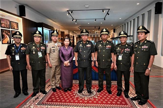 Thủ tướng Campuchia Samdech Techo Hun Sen (thứ tư, từ phải sang) cùng các quan chức cấp cao Campuchia tham dự Lễ kỷ niệm 46 năm “Hành trình hướng tới lật đổ chế độ diệt chủng Pol Pot” (20/6/1977-20/6/2023). Ảnh: AKP/TTXVN phát