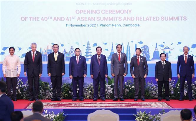 Thủ tướng Campuchia Samdech Techo Hun Sen (giữa) và các lãnh đạo ASEAN khác tại lễ khai mạc Hội nghị Cấp cao ASEAN lần thứ 40 và 41 tại Phnom Penh. Ảnh: TTXVN