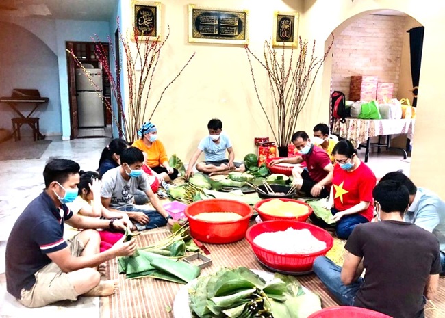 Đại gia đình anh Thiệp cùng nhau quây quần gói bánh chưng.