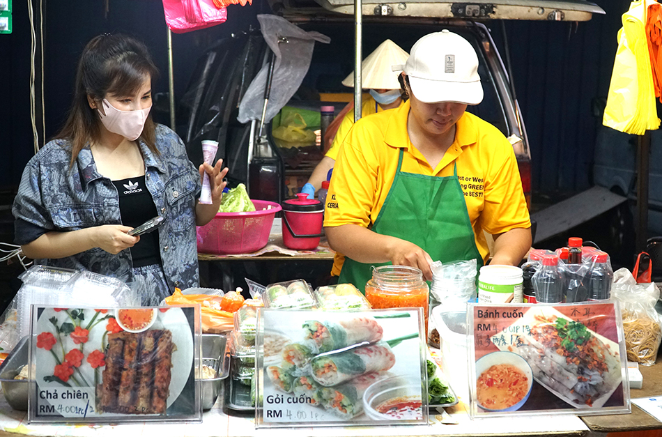Chị Toh Chong Pei bán đồ ăn Việt tại chợ đêm trên đường Pasar Malam, Kuala Lumpur.