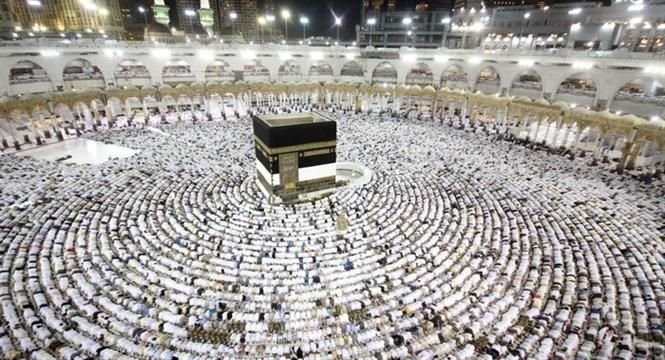 Các tín đồ Hồi giáo cầu nguyện tại Đền thờ Lớn ở thánh địa Mecca, Saudi Arabia, trong lễ hành hương Hajj. Ảnh: IRNA/TTXVN