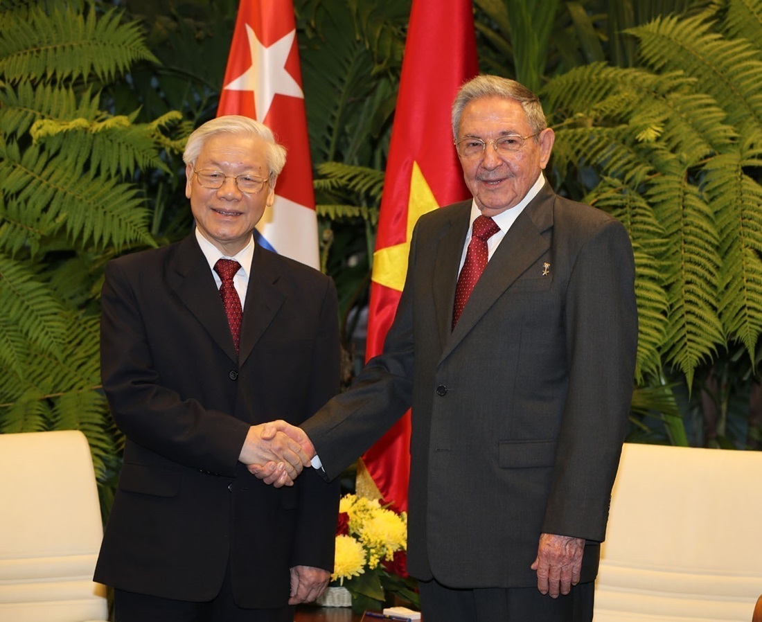 Đồng chí Raul Castro Ruz, Bí thư Thứ nhất Đảng Cộng sản Cuba, Chủ tịch HĐNN và HĐBT Cuba đón Tổng Bí thư Nguyễn Phú Trọng thăm Cuba chiều 29/3/2018.