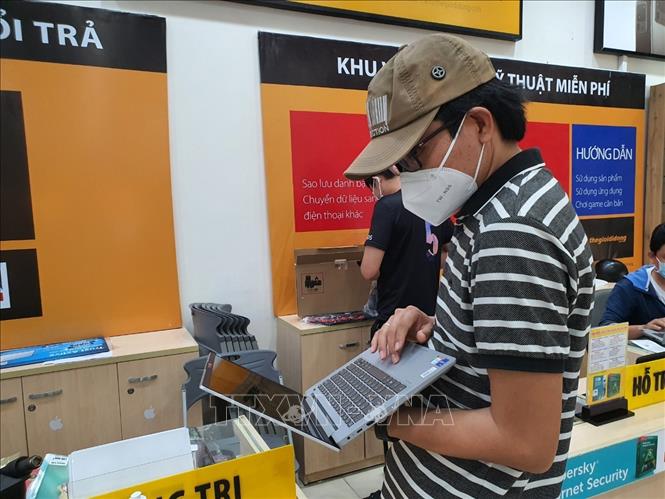 Khan hàng máy tính, laptop phục vụ học sinh học trực tuyến