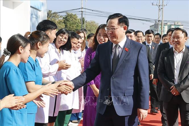 Chủ tịch Quốc hội Vương Đình Huệ thăm Bệnh viện Quốc tế La Vie tại Lào