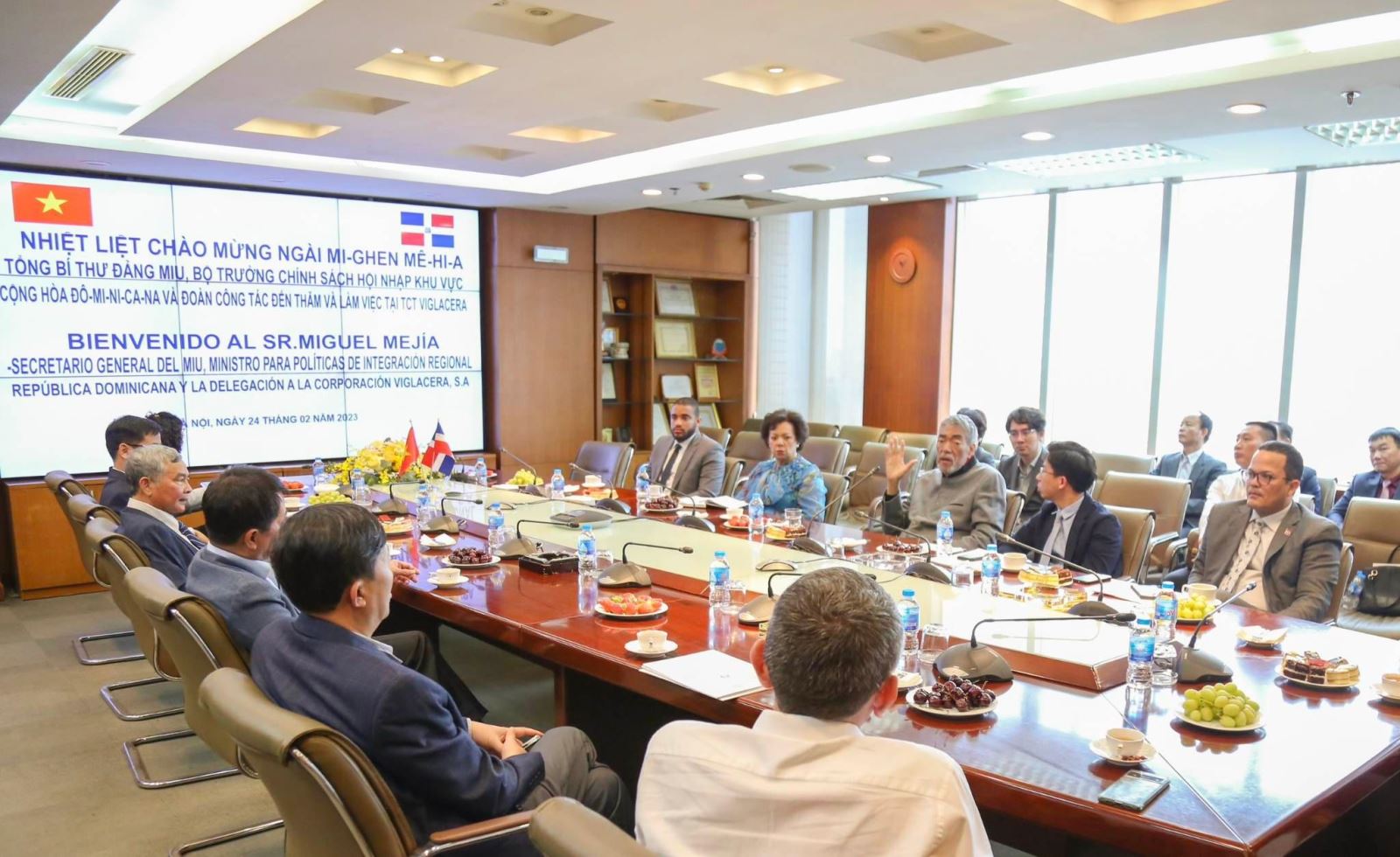 Đoàn đại biểu cấp cao Cộng hòa Dominicana đến thăm và làm việc tại Viglacera 