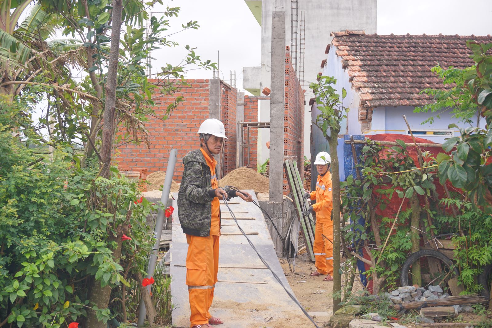 Hoàn thành cấp điện 100% nhà hư hỏng nhẹ, gần 99% nhà hư hỏng nặng 
