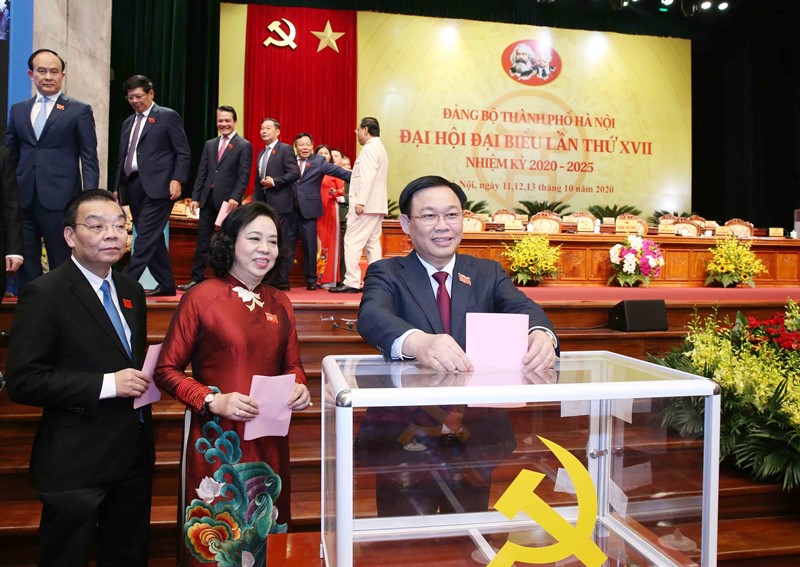 Các đại biểu bỏ phiếu bầu Ban Chấp hành Đảng bộ Thành phố Hà Nội.