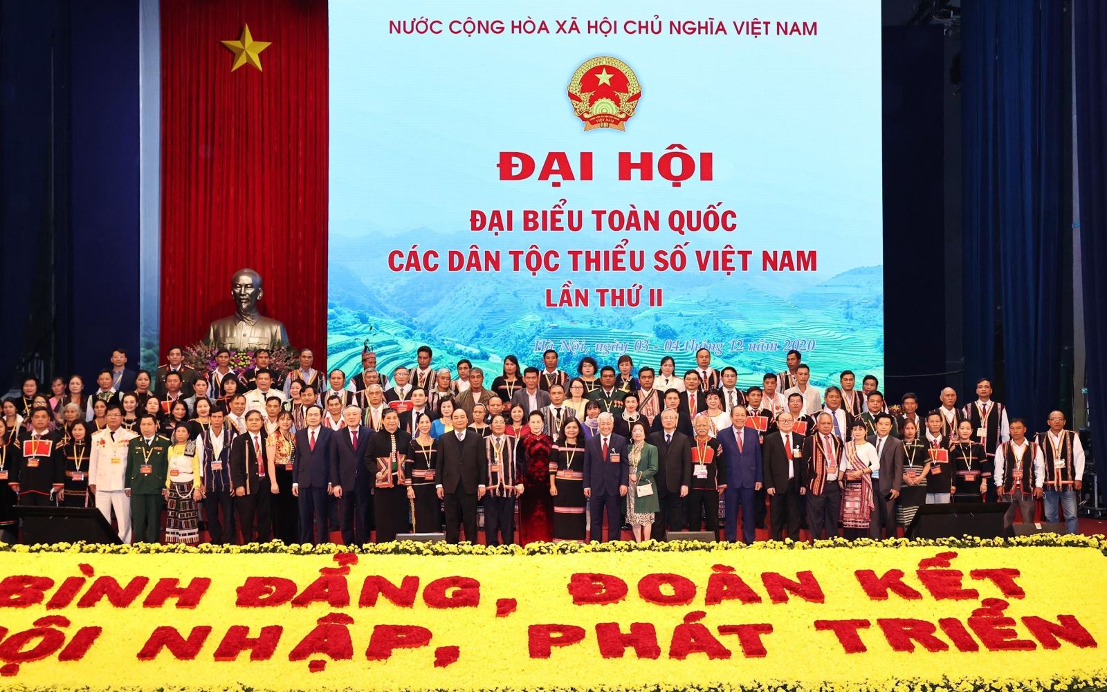 Các đồng chí lãnh đạo Đảng, Nhà nước chụp ảnh lưu niệm với đại biểu dự Đại hội đại biểu các dân tộc thiểu số Việt Nam lần thứ II, năm 2020.