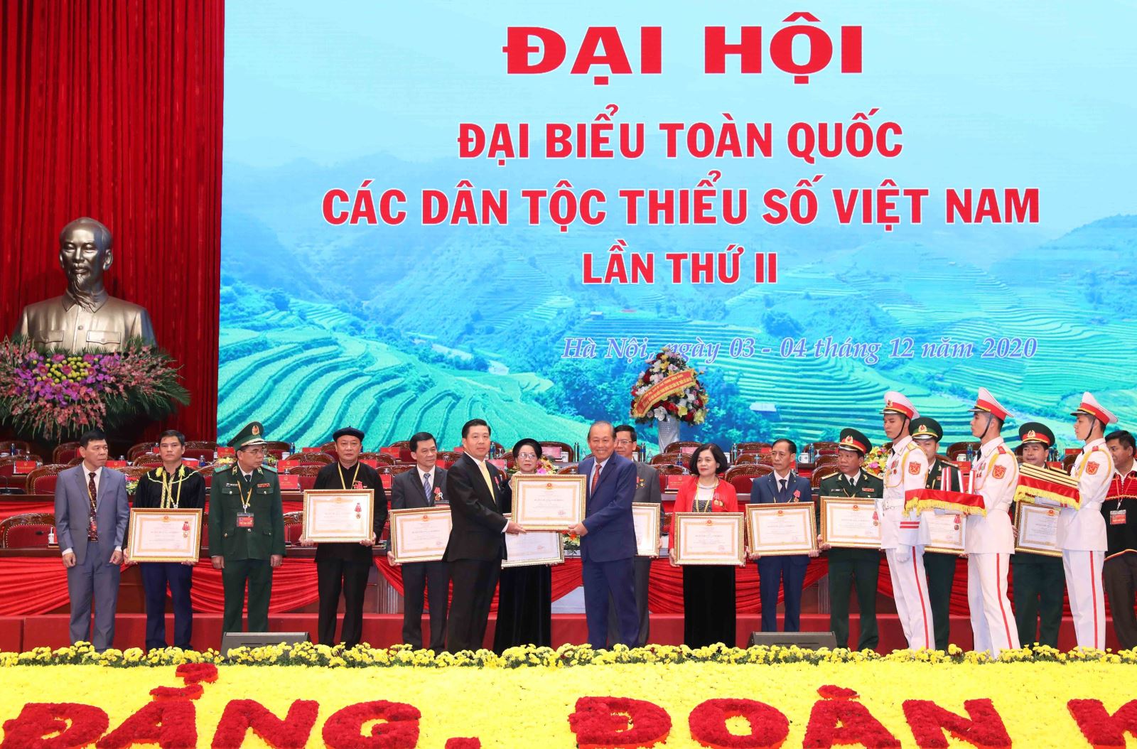 Phó Thủ tướng Thường trực Trương Hòa Bình trao Huân chương Độc lập Hạng Nhất, Nhì, Ba tặng các tập thể, cá nhân tại Đại hội đại biểu các dân tộc thiểu số Việt Nam lần thứ II, năm 2020.