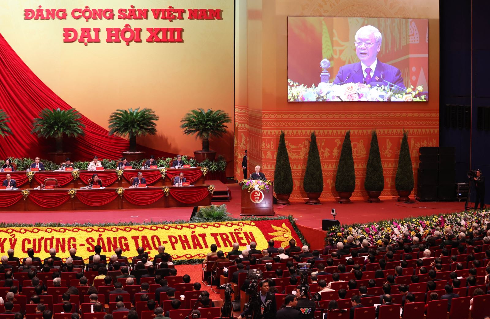 Đại hội nghe đồng chí Nguyễn Phú Trọng, Tổng Bí thư Ban Chấp hành Trung ương Đảng, Chủ tịch nước CHXHCN Việt Nam đọc Báo cáo chính trị của Ban Chấp hành Trung ương Đảng khóa XII và các văn kiện trình Đại hội.