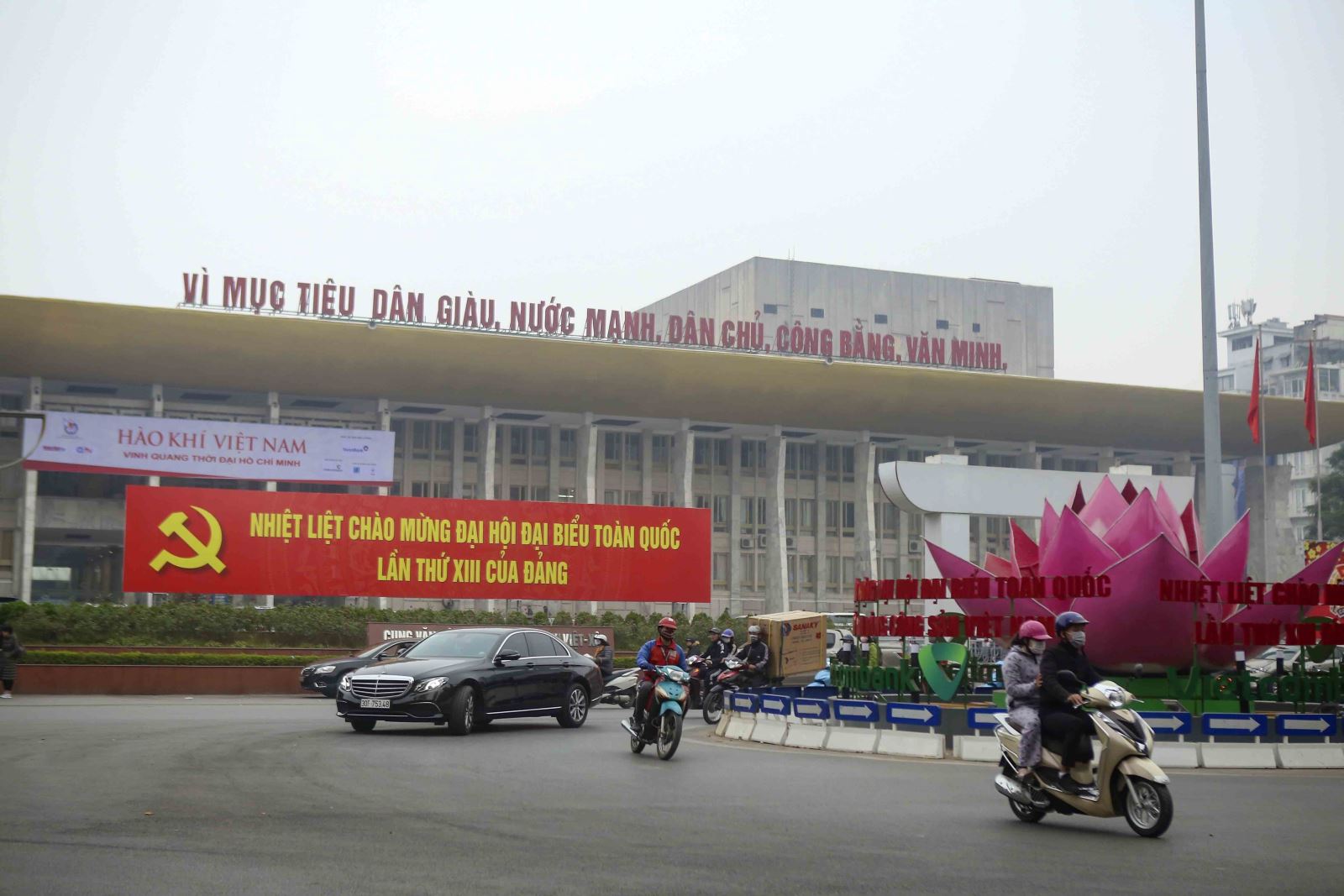 Khẩu hiệu cỡ lớn chào mừng Đại hội XIII của Đảng được dựng tại Cung Văn hóa Lao động Hữu nghị Việt - Xô (Hà Nội).