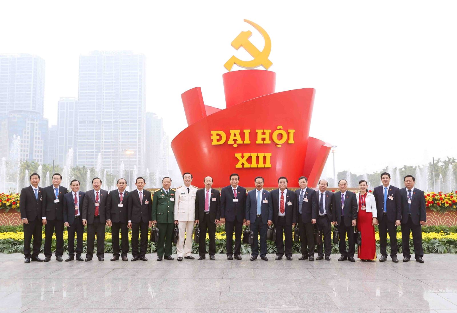 Các đại biểu đến dự phiên khai mạc Đại hội XIII của Đảng.