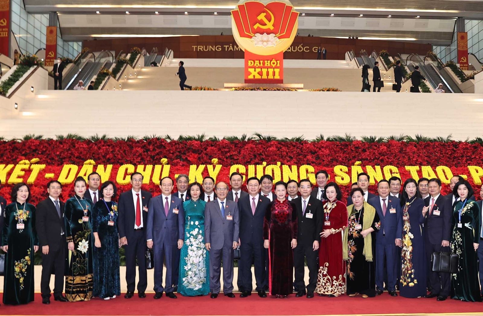 Chủ tịch Quốc hội Nguyễn Thị Kim Ngân, nguyên Chủ tịch Quốc hội Nguyễn Sinh Hùng chụp ảnh chung với Đoàn đại biểu Đảng bộ Thành phố Hà Nội dự Đại hội XIII của Đảng.