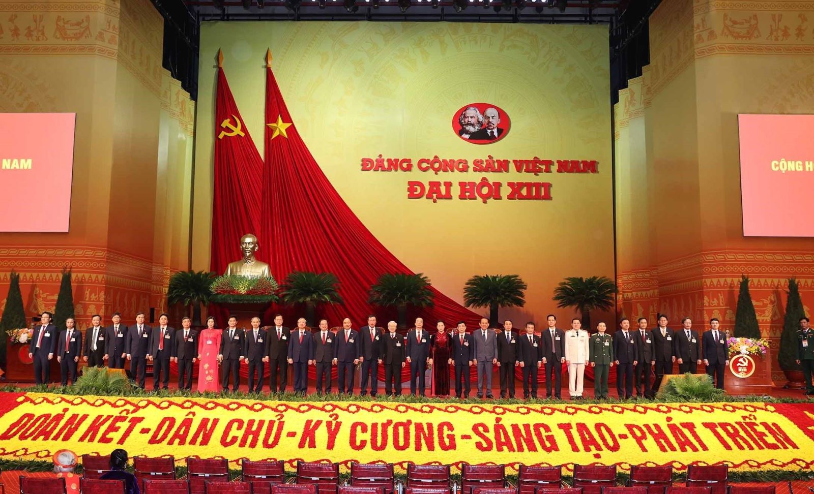 Các đồng chí lãnh đạo Đảng, Nhà nước chụp ảnh chung với Đoàn đại biểu Đảng bộ tỉnh Nam Định.