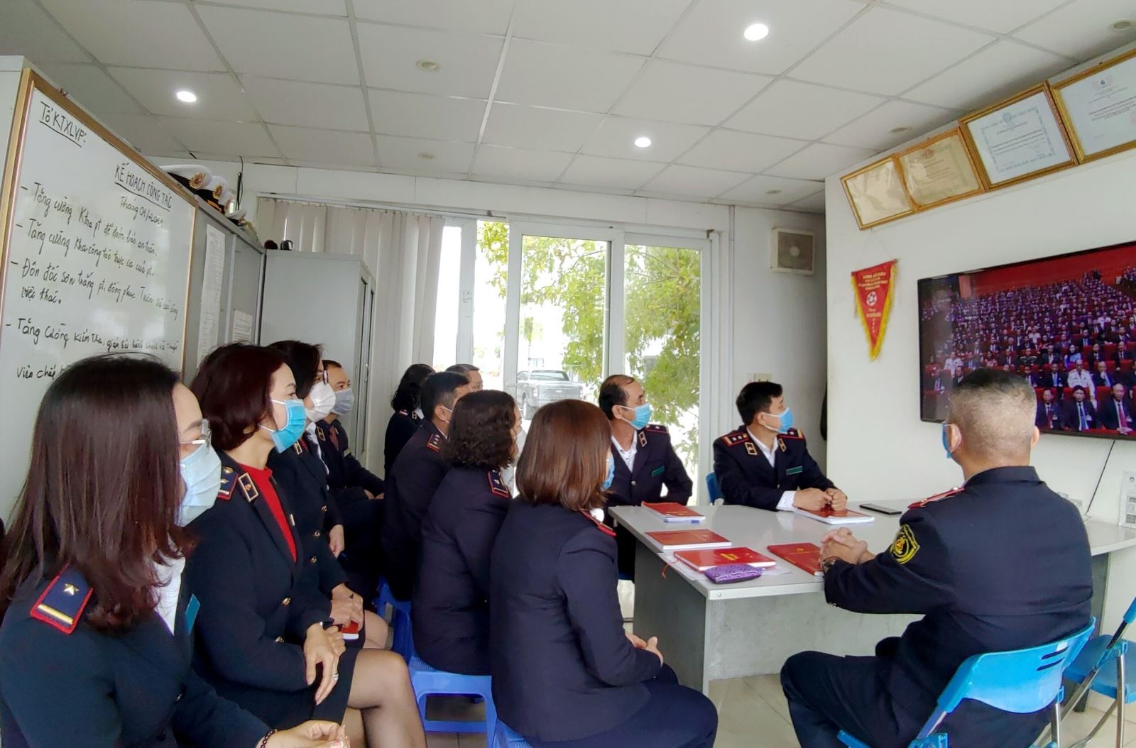 Chi bộ Cảng vụ Đường thủy nội địa (Sở Giao thông Vận tải Quảng Ninh) tổ chức cho đảng viên xem truyền hình trực tiếp tại cơ quan phiên khai mạc Đại hội đại biểu toàn quốc lần thứ XIII của Đảng.