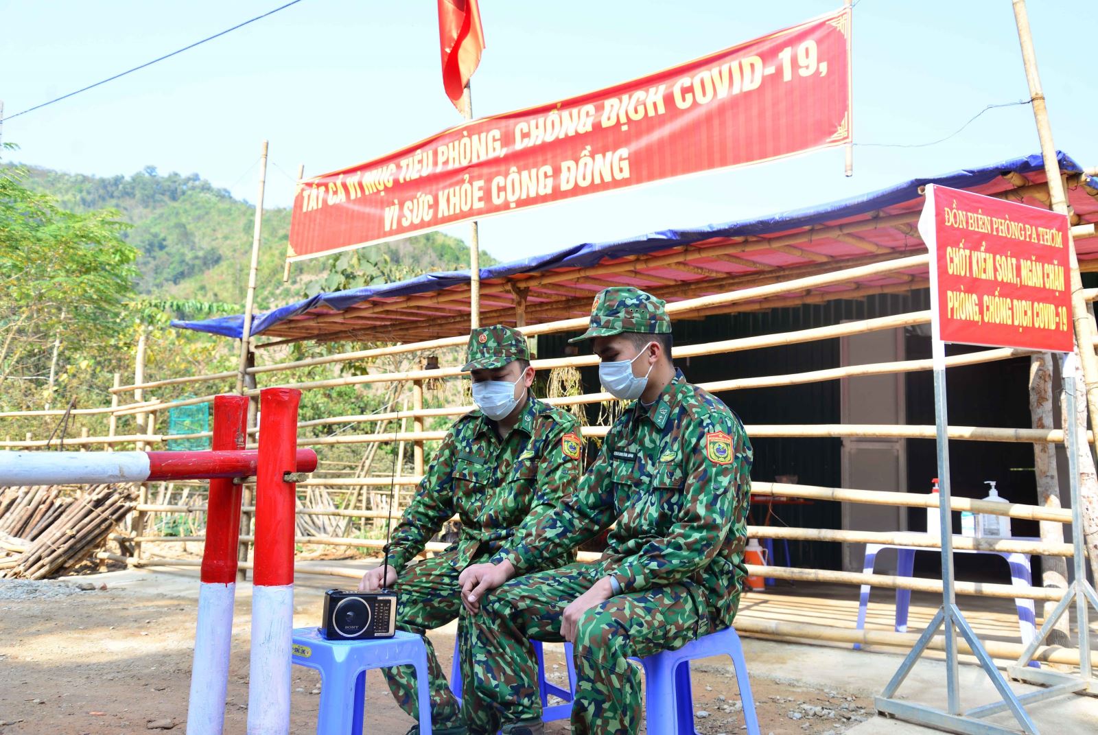Các chiến sĩ Bộ đội Biên phòng tỉnh Điện Biên vừa thực hiện nhiệm vụ vụ bảo vệ an ninh biên giới, ngăn dịch COVID-19 xâm nhập vào địa bàn, vừa theo dõi phiên khai mạc Đại hội XIII của Đảng qua sóng phát thanh.