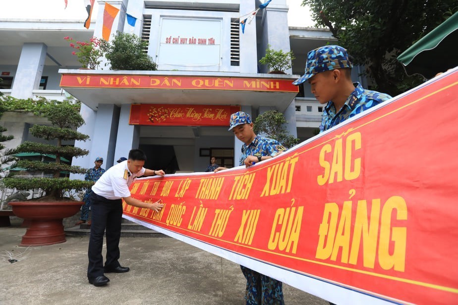 Quân, dân đảo Sinh Tồn thuộc huyện đảo Trường Sa (tỉnh Khánh Hòa) treo khẩu hiệu thi đua chào mừng Đại hội Đảng lần thứ XIII.