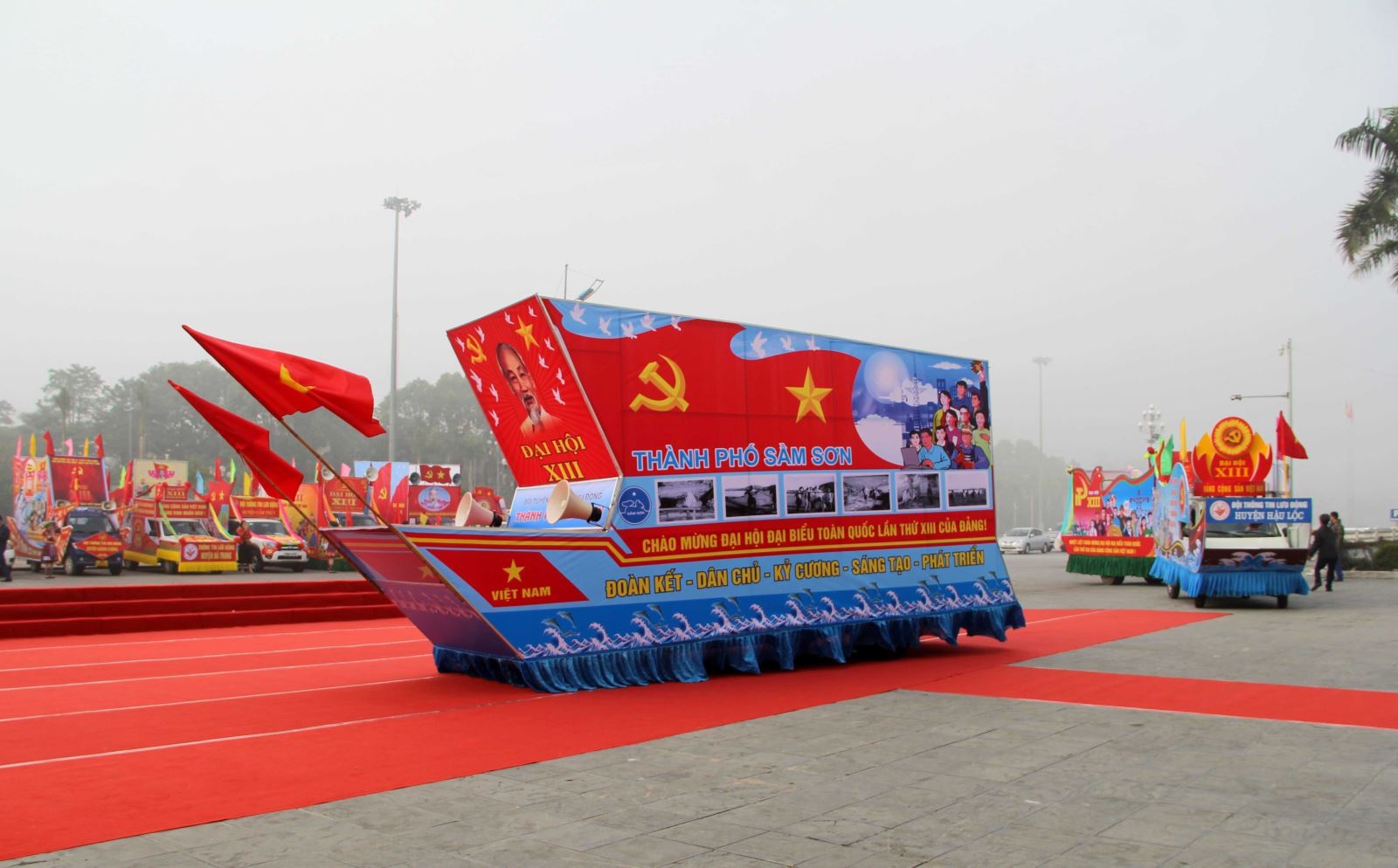 Xe tuyên truyền cổ động trên đường phố chính của thành phố Thanh Hóa (tỉnh Thanh Hóa) chào mừng Đại hội XIII của Đảng.