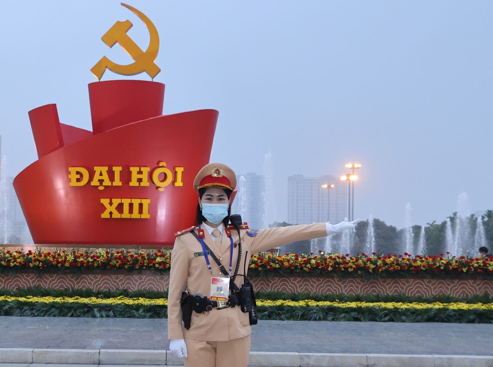 Cảnh sát Giao thông (Công an thành phố Hà Nội) tổ chức phân luồng giao thông, dẫn đoàn đảm bảo an ninh, an toàn thông suốt trong suốt thời gian diễn ra Đại hội.
