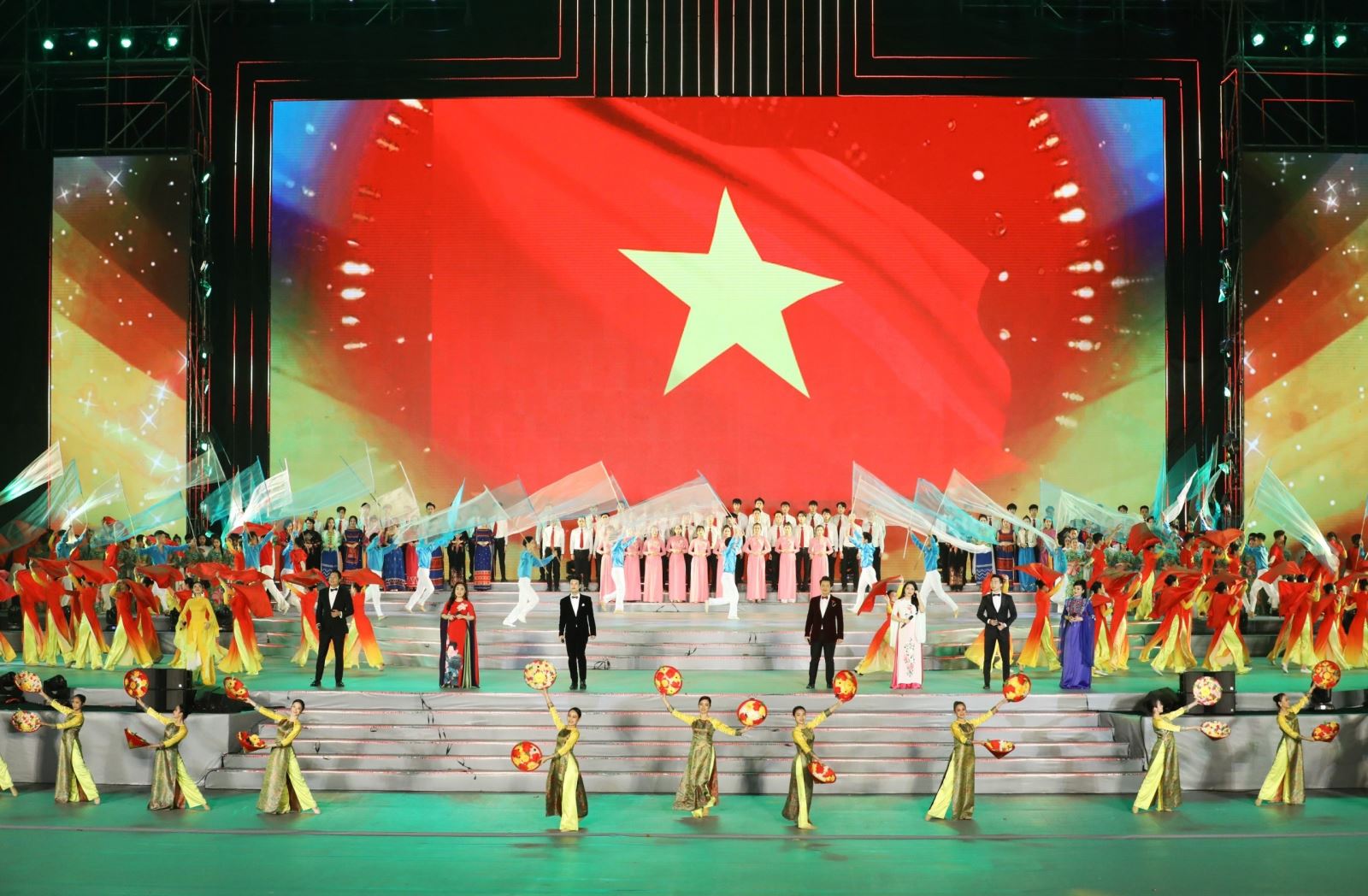 Chương trình nghệ thuật "Khát vọng - Tỏa sáng" chào mừng thành công Đại hội XIII của Đảng.