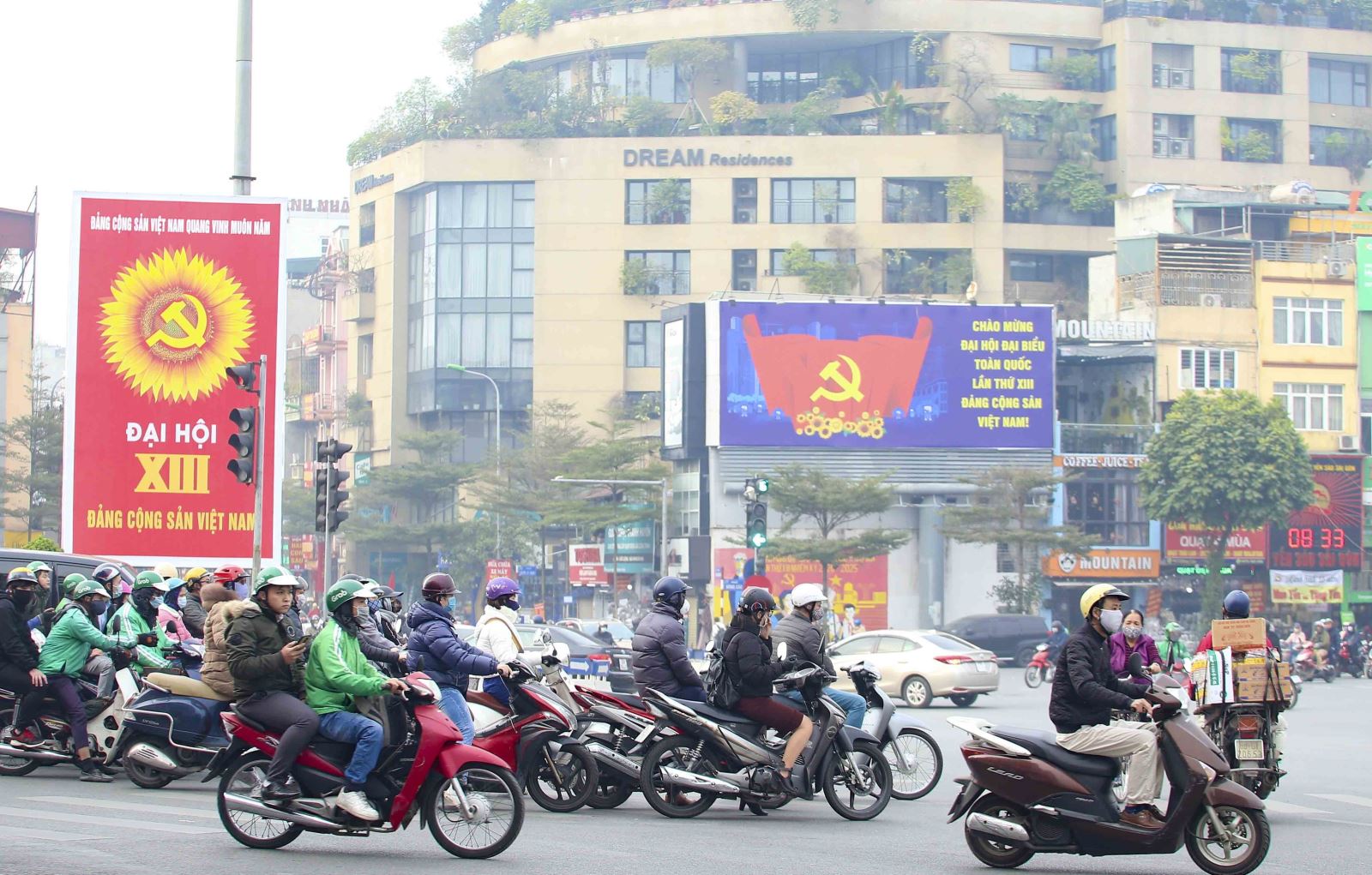 Các tuyến phố của Thủ đô Hà Nội được trang hoàng cờ hoa, băng rôn, pa nô, áp phích, khẩu hiệu rực rỡ chào mừng Đại hội XIII của Đảng.