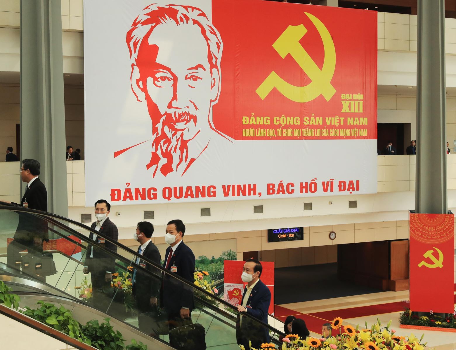 Hình ảnh Huy hiệu Đảng và Chủ tịch Hồ Chí Minh tại Đại hội đại biểu toàn quốc lần thứ XIII của Đảng.