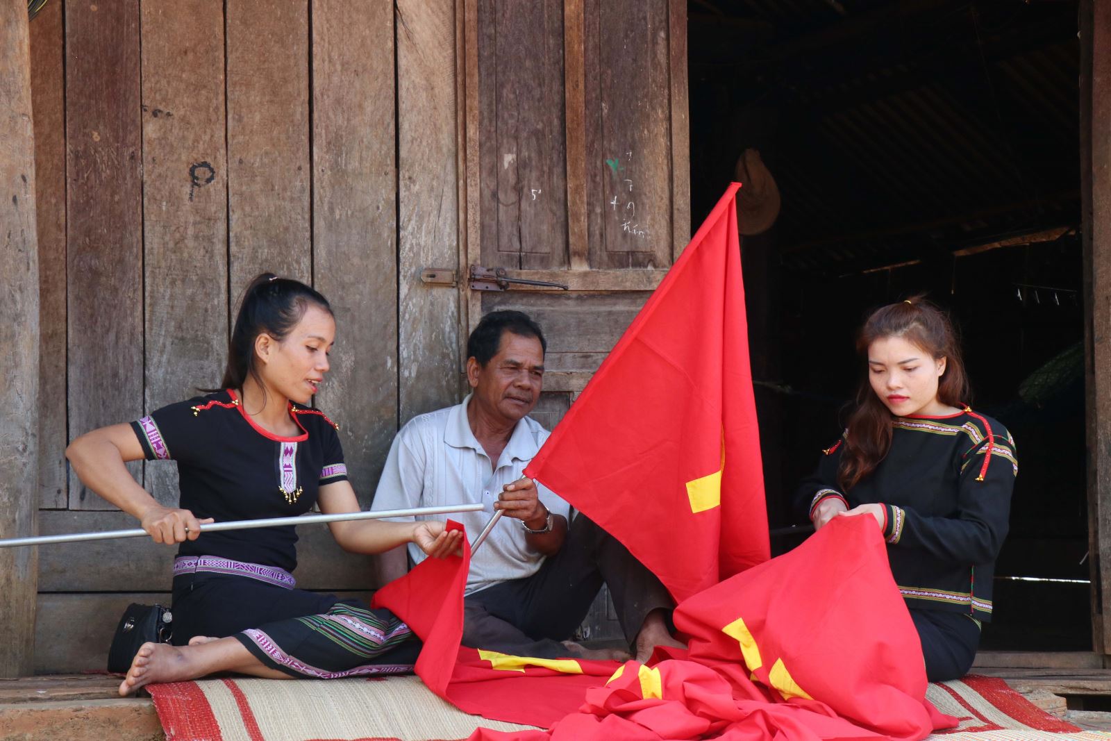 Nhân dân các dân tộc anh em trên địa bàn xã Cư Mgar, huyện Cư Mgar, tỉnh Đắk Lắk cùng nhau tự nguyện góp công, góp sức làm hơn 7 km “đường cờ” chào mừng Đại hội Đại biểu toàn quốc lần thứ XIII của Đảng.