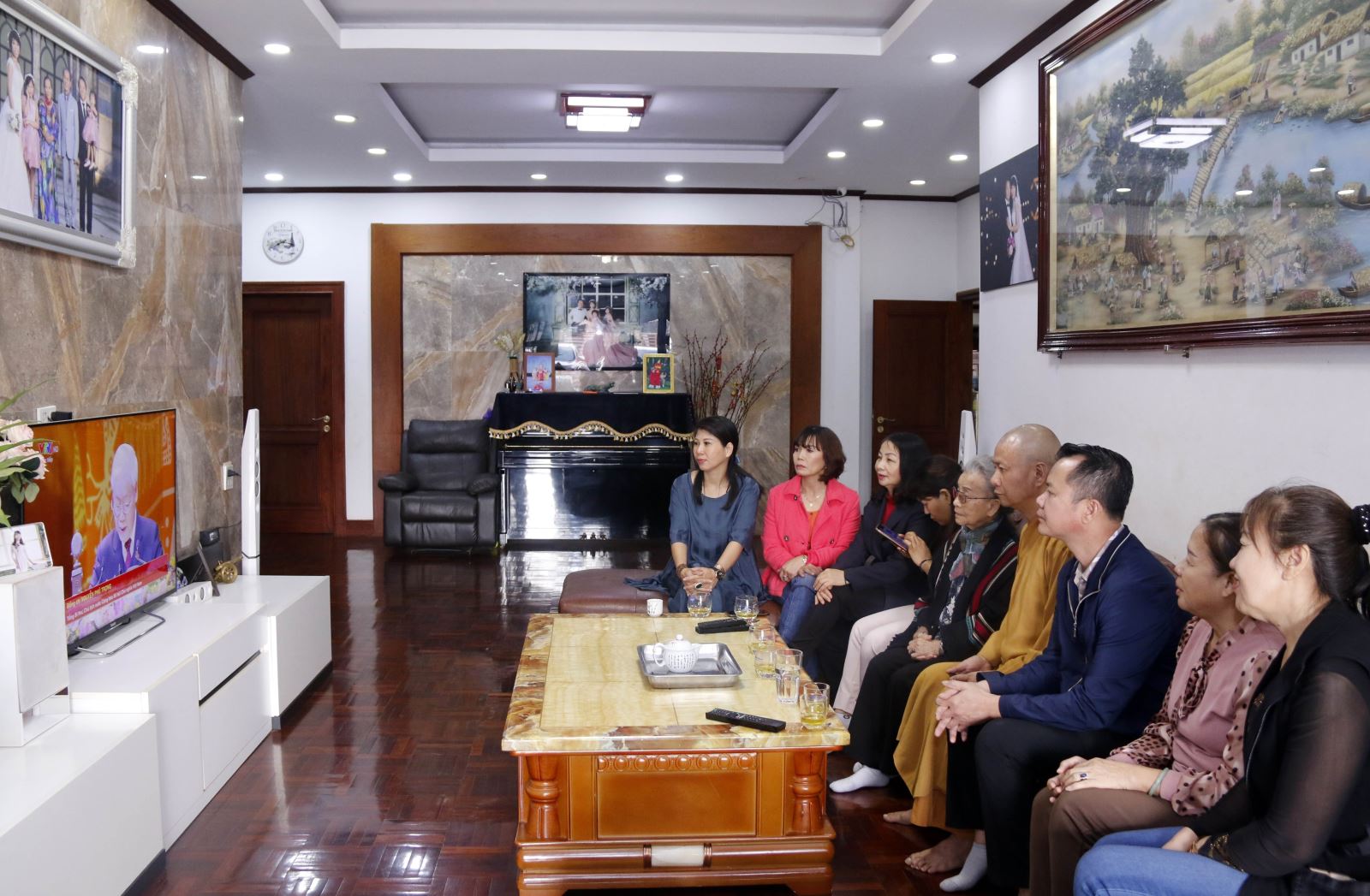 Người Việt tại Lào tập trung theo dõi Đại hội Đảng XIII.