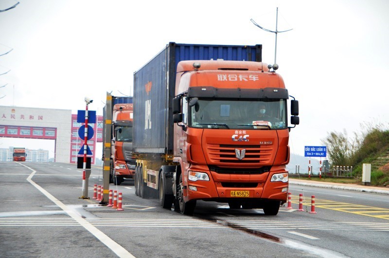 Xe chở hàng hóa thông quan qua cầu Bắc Luân II, thành phố Móng Cái.