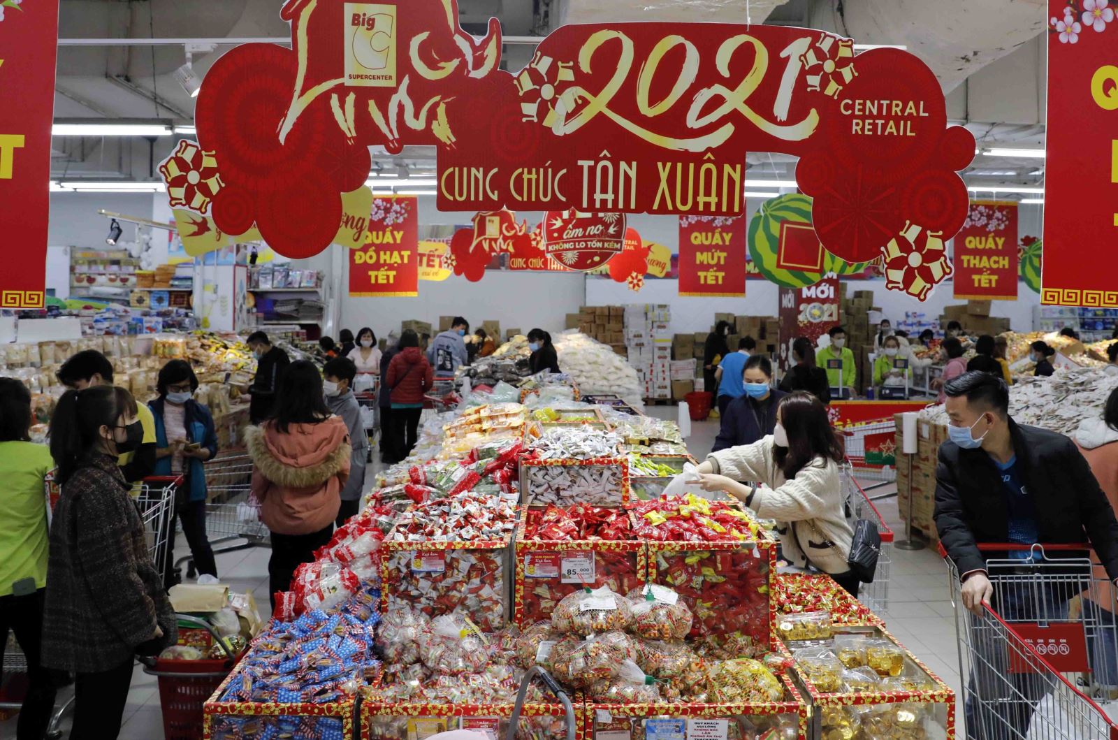 Người dân mua sắm hàng hóa chuẩn bị cho Tết Tân Sửu 2021 tại siêu thị Big C Thăng Long, Hà Nội.