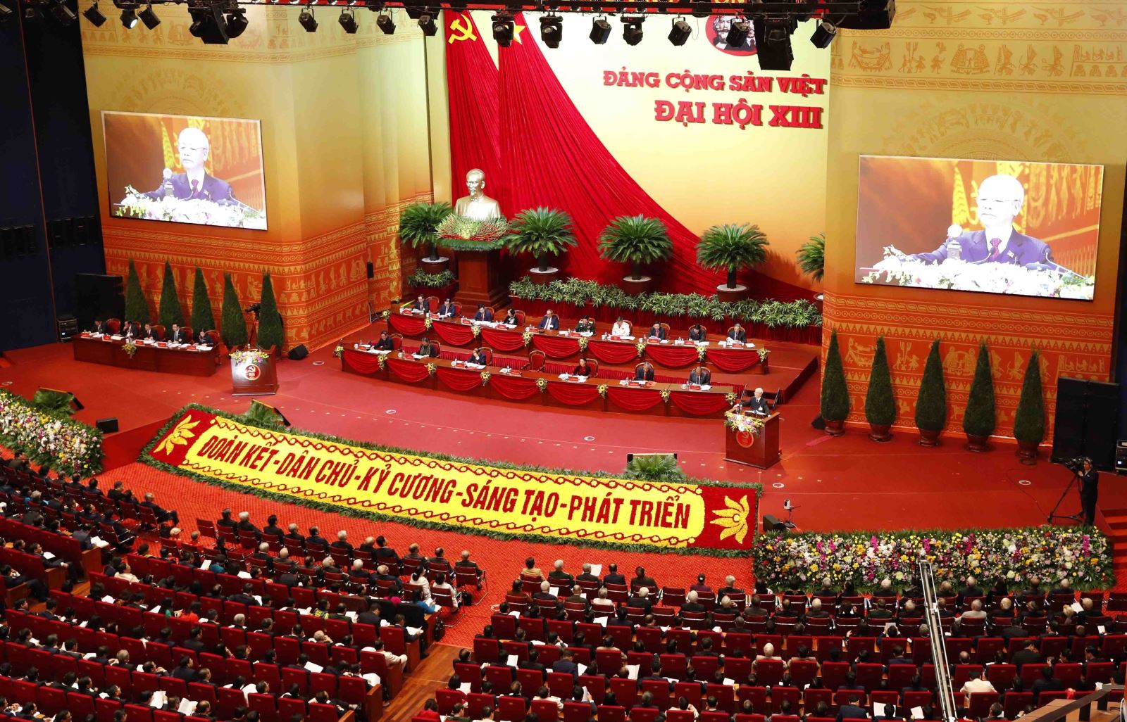 Đại hội nghe đồng chí Nguyễn Phú Trọng, Tổng Bí thư Ban Chấp hành Trung ương Đảng, Chủ tịch nước CHXHCN Việt Nam đọc Báo cáo chính trị của Ban Chấp hành Trung ương Đảng khóa XII về các văn kiện trình Đại hội XIII của Đảng.