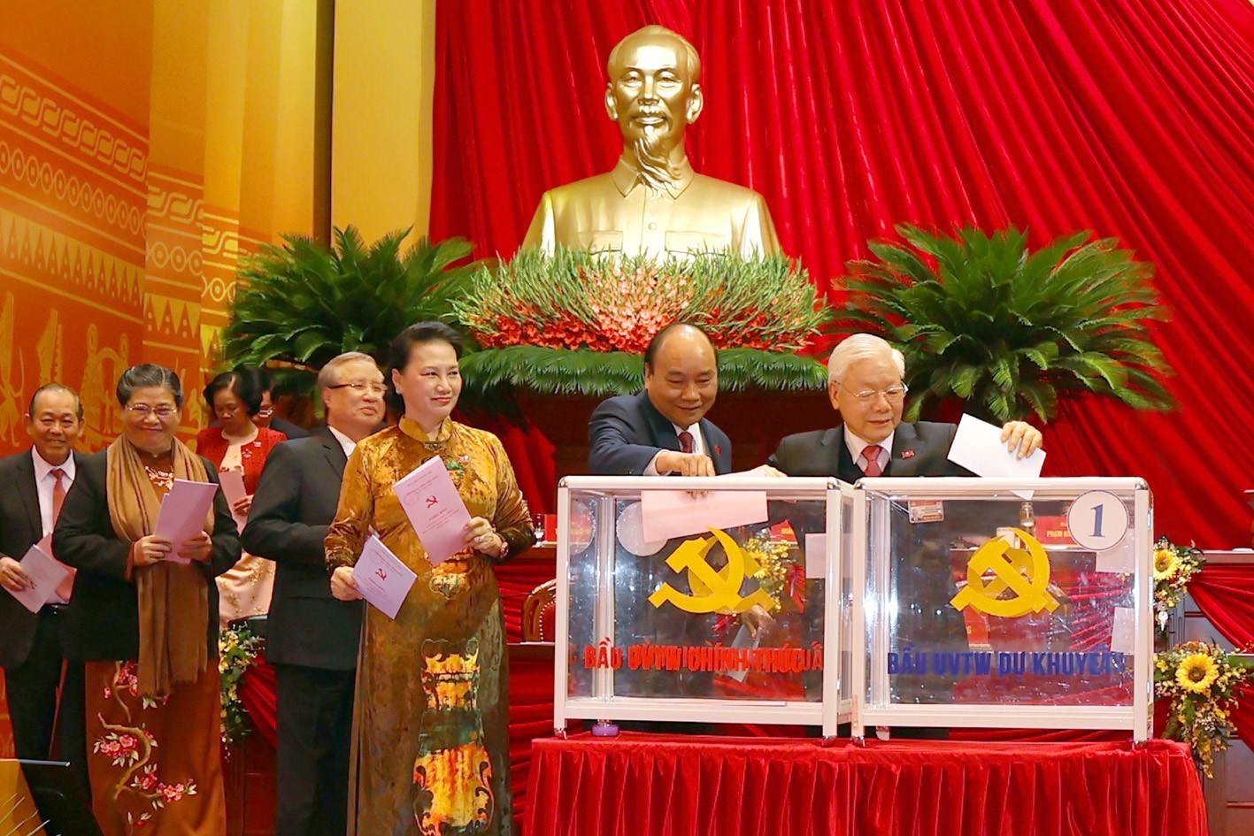 Tổng Bí thư, Chủ tịch nước Nguyễn Phú Trọng, Thủ tướng Nguyễn Xuân Phúc, Chủ tịch Quốc hội Nguyễn Thị Kim Ngân, Thường trực Ban Bí thư Trần Quốc Vượng bỏ phiếu bầu Ban Chấp hành Trung ương khóa XIII.