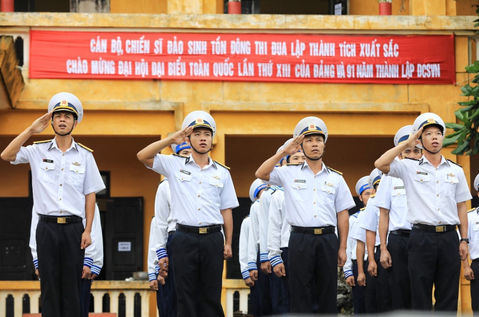 Cán bộ, chiến sĩ đảo Sinh Tồn Đông thuộc huyện đảo Trường Sa (tỉnh Khánh Hòa) thi đua lập thành tích chào mừng Đại hội XIII của Đảng.